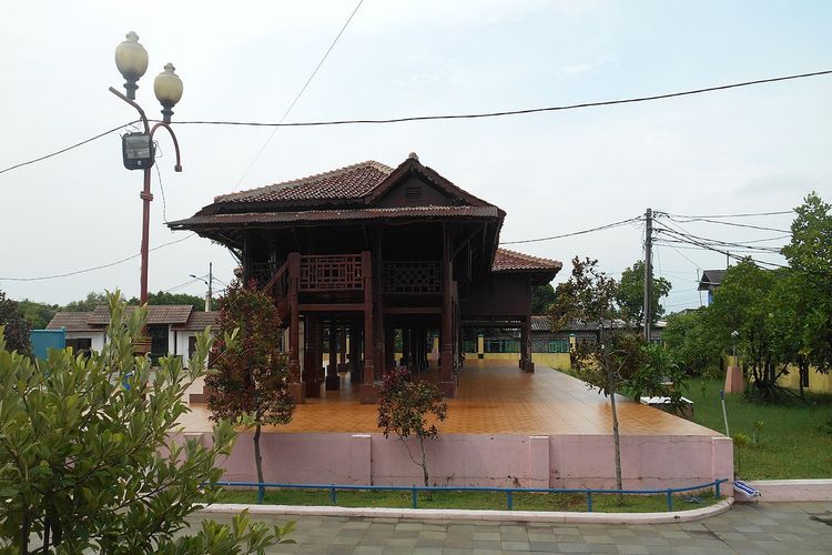 Rumah adat panggung adalah salah satu jenis rumah adat Betawi.