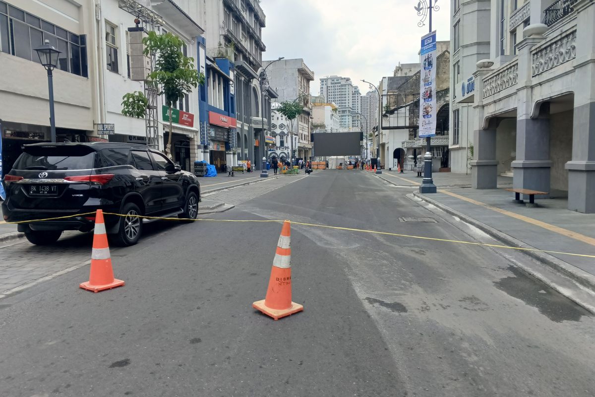 Suasana Jalan Ahmad Yani Medan yang ditutup, untuk nobar pertandingan semifinal Piala Asia usia 23 antara  Indonesia VS Uzbekistan, Senin (29/4/2024) 