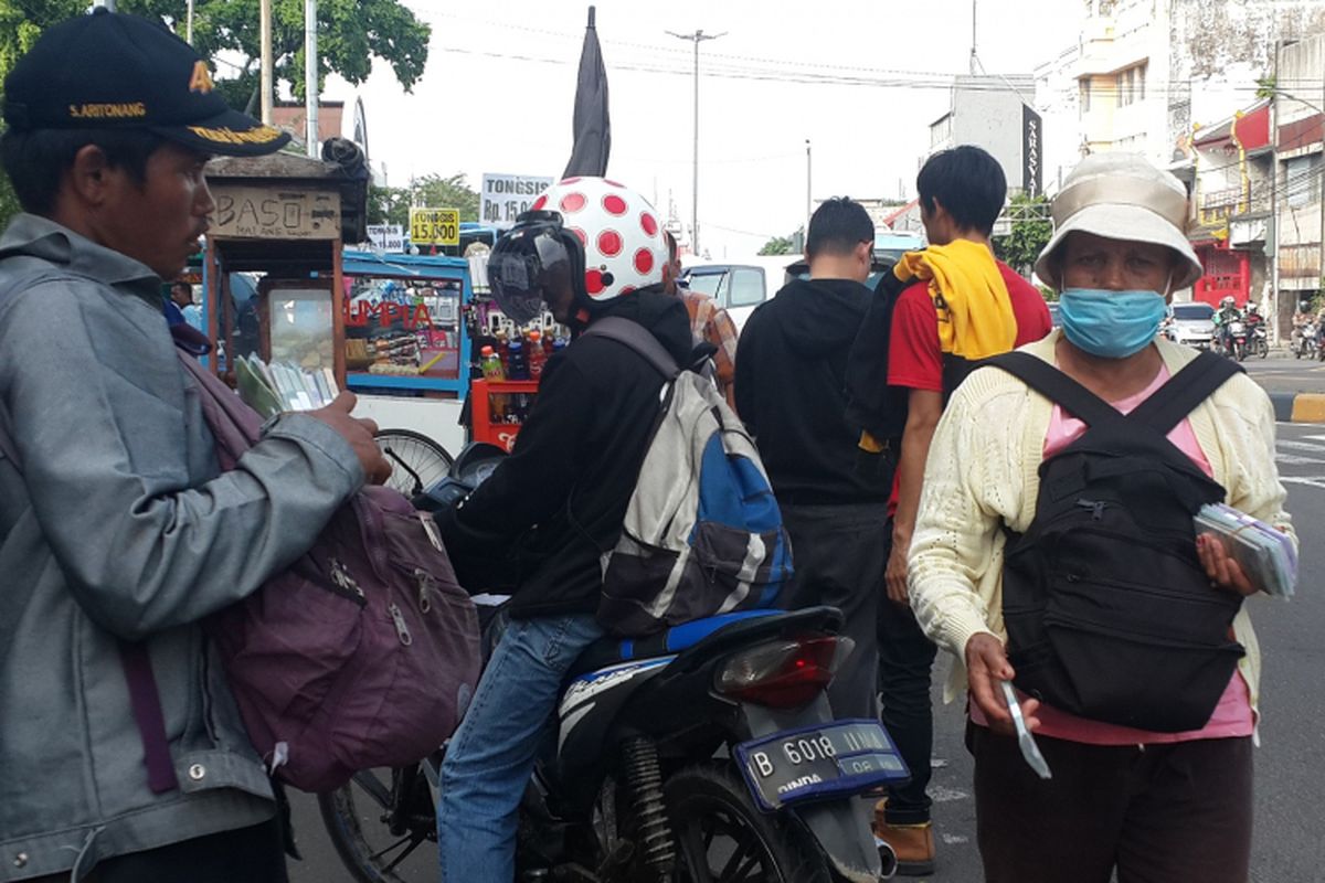 Banyak calo penukaran uang rupiah keluaran terbaru tersebar di sekitar Museum Bank Mandiri Kota Tua, Jakarta, Selasa (20/06/2017)