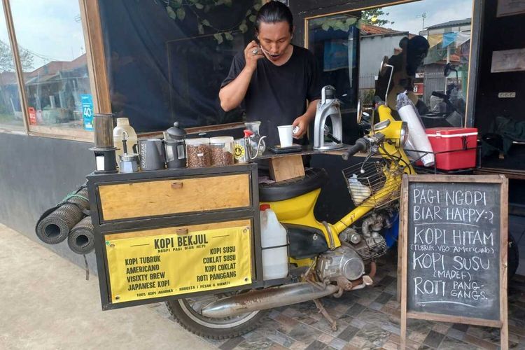 Abdullah Adam (27) menjajakan kopi dengan menggunakan motor Bebek 70. Ide dan gagasannya, terlintas sejak 2018 dan baru terealisasi pada tahun 2020.