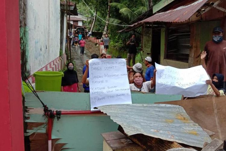Warga di kawasan Pohon Mangga, Air Salobar, Kecamatan Nusaniwe, Kota Ambon mengelar aksi demo menolak kedatangan tim medis dan gugus tugas Covid-19 yang akan melakukan raoid test terhadap warga di kawasan tersebut, Sabtu siang (20/6/2020).
