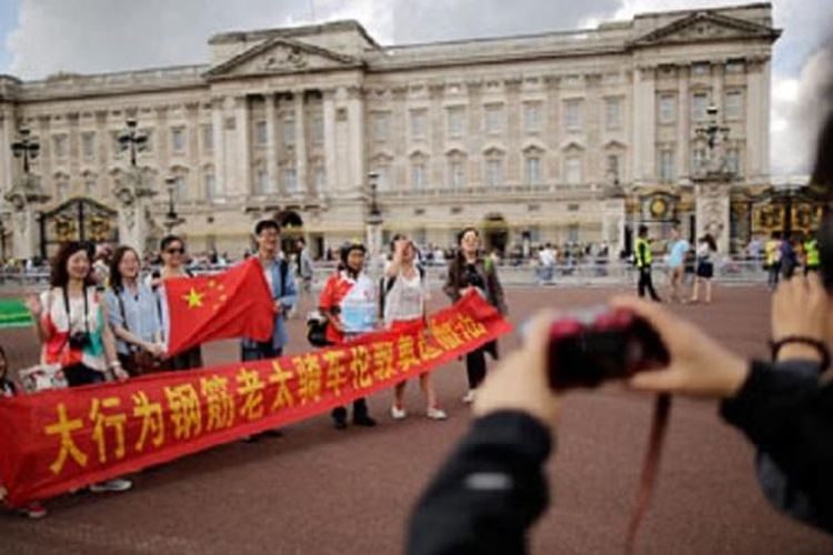 Turis China di depan Istana Buckingham di London, Inggris. 