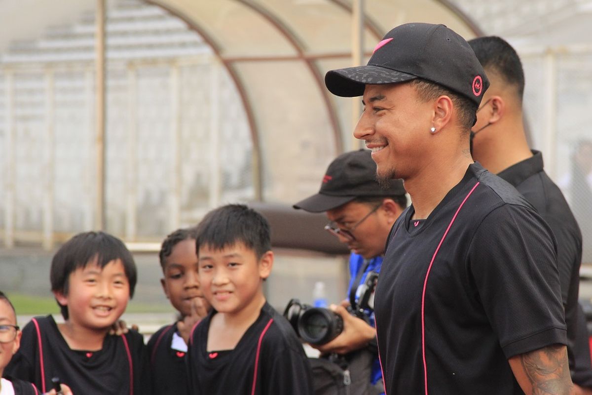 Jesse Lingard saat menghadiri acara coaching clinic bersama Concave Indonesia di Stadion Madya Gelora Bung Karno, Senayan, Jakarta, pada Sabtu (10/6/2023) sore WIB.