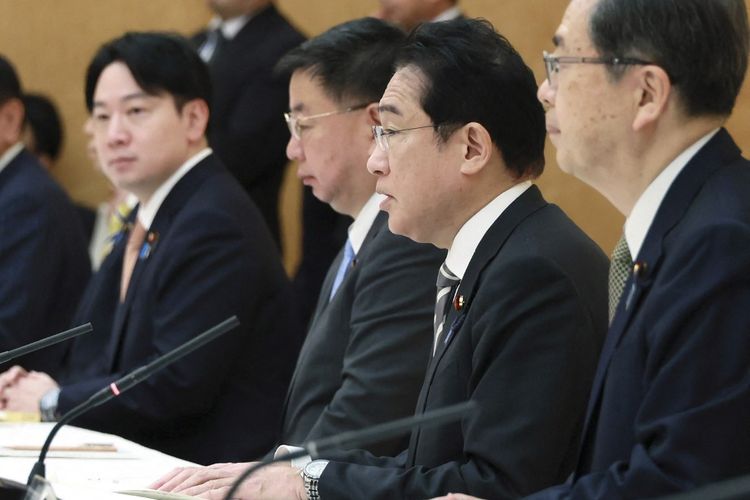 Perdana Menteri Jepang Fumio Kishida (kedua dari kanan) berbicara selama pertemuan kantor pusat promosi resor terpadu (IR) pemerintah di kantor perdana menteri di Tokyo pada 14 April 2023. Pemerintah Jepang mengatakan pada 14 April telah menyetujui rencana kontroversial untuk membangun kasino resmi pertama di negara itu di Osaka, berharap dapat menarik wisatawan setelah bertahun-tahun berselisih. 