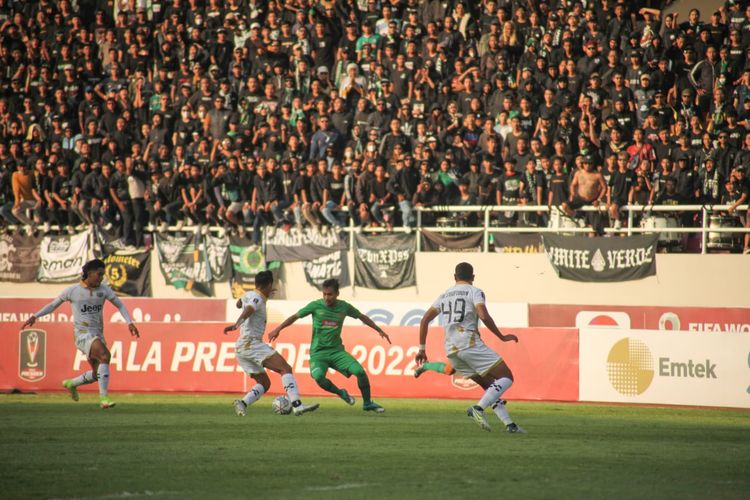 Suasana laga PSS Sleman vs Dewa United pada pertandingan terakhir Grup A Piala Presiden 2022 yang digelar di Stadion Manahan, Solo, pada Senin (27/6/2022).