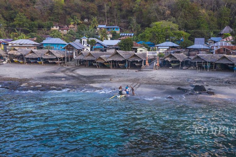 Nelayan di Desa Lamalera B, Kecamatan Wulandoni, Kabupaten Lembata, Provinsi Nusa Tenggara Timur (NTT)   pada Selasa (21/11/2023).