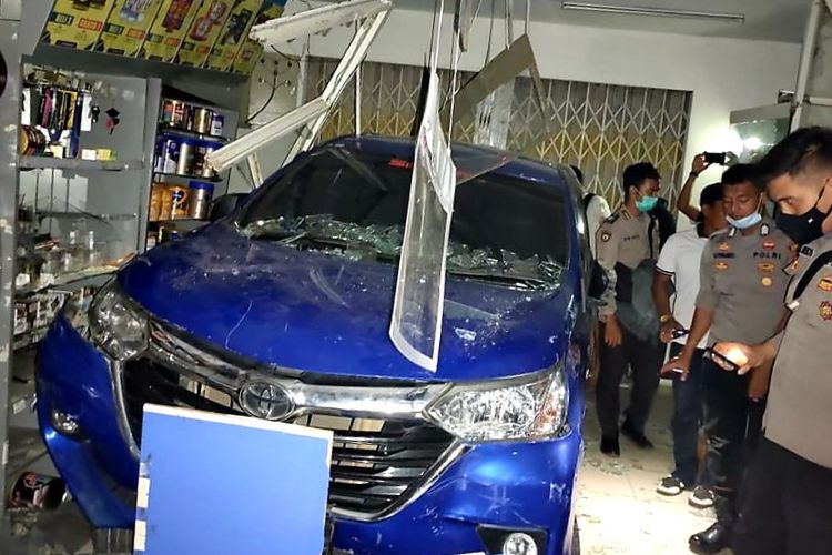 Sebuah mobil yang dikendalikan anak 15 tahun menabrak minimarket di Jalan Mensiku, Kecamatan Sintang, Kabupaten Sintang, Kalimantan Barat (Kalbar), Sabtu (13/3/2021) sekitar pukul 20.33 WIB. 