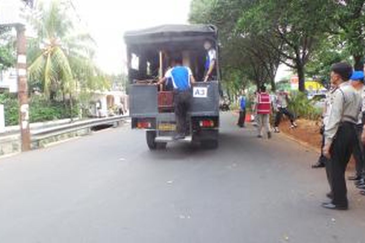 Petugas Polri melakukan eksekusi rumah dii Jalan Cipinang Bundaran, Jakarta Timur. Rabu (27/5/2015).