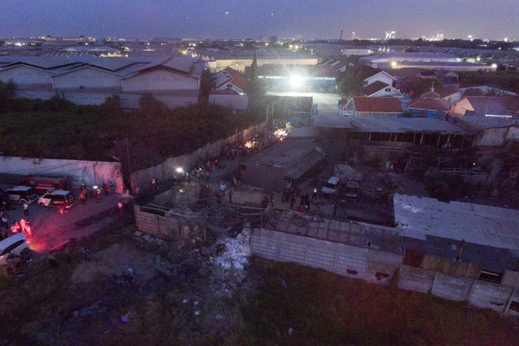 Petugas kepolisian Polda Metro Jaya berada di lokasi pabrik petasan yang terbakar di Kosambi, Tangerang, Banten, Kamis (26/10/2017). Kebakaran yang diduga akibat dari ledakan salah satu tempat pembuatan kembang api itu menewaskan setidaknya 47 orang karyawan dan puluhan lainnya terluka bakar.