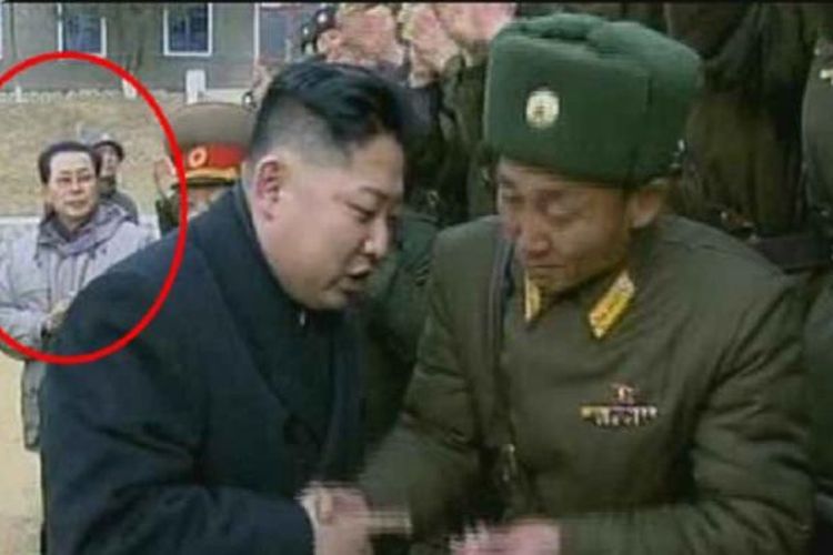 Gambar asli sebuah adegan film dokumenter The Great Comrade yang disiarkan di KCTV. Dalam gambar ini, Jang Song Thaek, paman dari pemimpin Korut Kim Jong-un terlihat (lihat lingkaran merah).