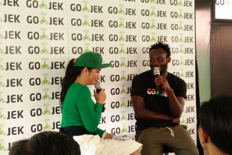 Marquee Player Persib Bandung Michael Essien saat hadir dalam acara meet and great bersama Go-jek di Kopi Armor, Dago Pakar, Kabupaten Bandung, Jawa Barat, Kamis (31/8/2017)