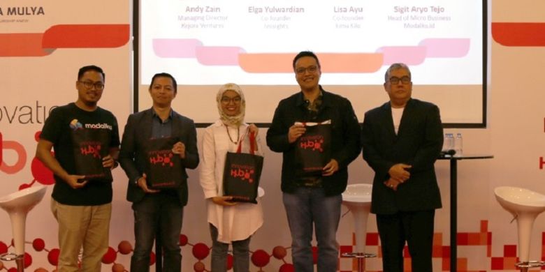 Head of Micro Business Modalku.id Sigit Aryo Tejo, Co-founder Ivosights Elga Yulwardian, Co- founder Limakilo Lisa Ayu, Managing Director Kejora Venture Andy Zain, dan Dekan Sekolah Bisnis dan Ekonomi Universitas Prasetiya Mulya, Agus, W. Soehadi sesudah menjadi pembicara dalam acara How to Start and Scale Up Your Startup Business di Universitas Prasetiya Mulya, Kamis(3/5/2018)