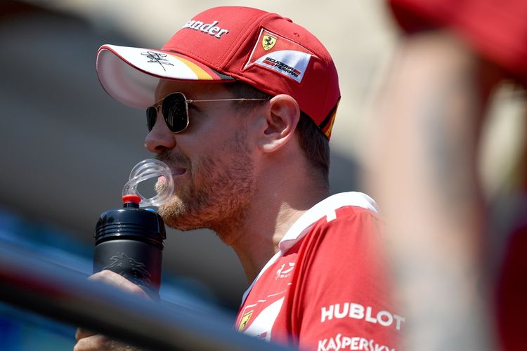 Pebalap Ferrari asal Jerman, Sebastian Vettel, menghadiri parade pebalap sebelum balapan GP Azerbaijan di Sirkuit Baku City, Minggu (25/6/2017).