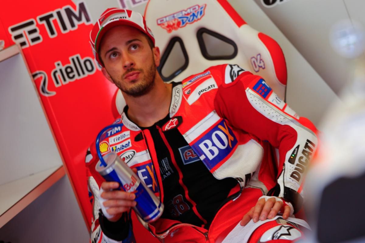 Pebalap Ducati Team asal Italia, Andrea Dovizioso, menunggu di paddock pada hari kedua GP Italia di Sirkuit Mugello, Sabtu (3/6/2017).