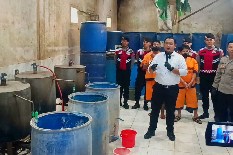 Kasatreskoba Polres Malang, AKP Aditya Permana saat menunjukkan tempat produksi miras ilegal yang dijalankan dua orang bersaudara sepupu di Desa Sumberejo, Kecamatan Gedangan, Kabupaten Malang, Senin (25/3/2024).