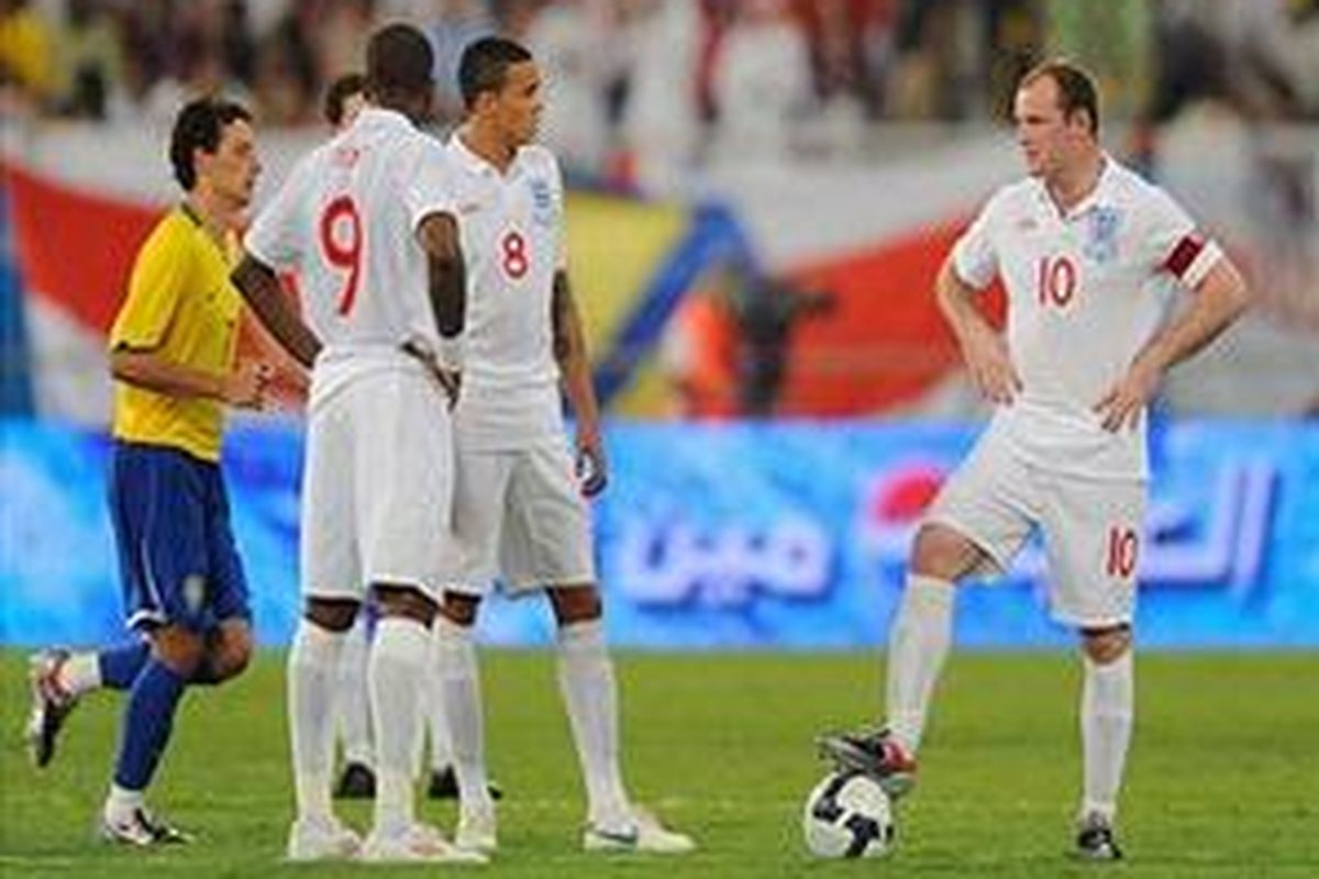 Wayne Rooney (kanan) begitu bangga menjadi kapten Timnas Inggris.