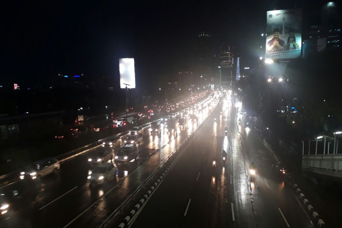 Banjir sempat menggenangi ruas Jalan Gatot Subroto, tepatnya setelah perempatan Fly Over Kuningan, Jakarta Selatan, Senin (11/12/2017). Akibatnya, kendaraan sempat mogok dan lalu lintas yang mengarah ke Pancoran sempat terganggu.