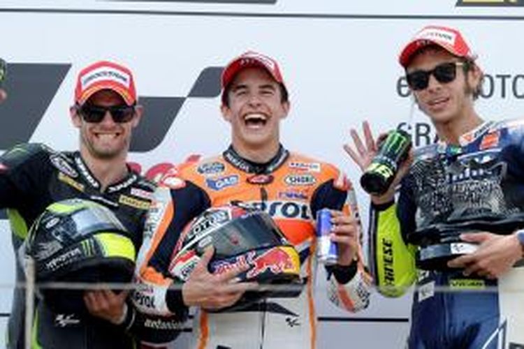 Pebalap Honda, Marc Marquez (tengah) merayakan kemenangan pada GP Jerman di atas podium Sirkuit Sachsenring, Minggu (14/7/2013), bersama Cal Crutchlow (kiri) dan Valentino Rossi yang finis kedua dan tiga.