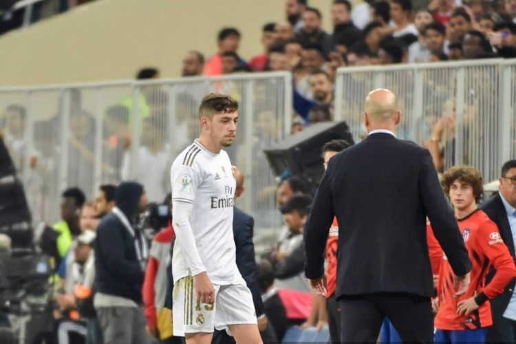 Pelatih Real Madrid, Zinedine Zidane berbicara dengan gelandang Real Madrid, Federico Valverde dikeluarkan dari lapangan pada final Piala Super Spanyol antara Real Madrid dan Atletico Madrid pada 12 Januari 2020, di King Abdullah Sports City di Kota pelabuhan Arab Saudi, Jeddah.