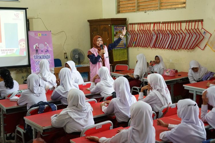 Suasana ketika Srikandi PLN menggelar edukasi terkait kelistrikan pada siswa Sekolah Dasar Negeri (SDN) Limo 2 Kota Depok, Jawa Barat.