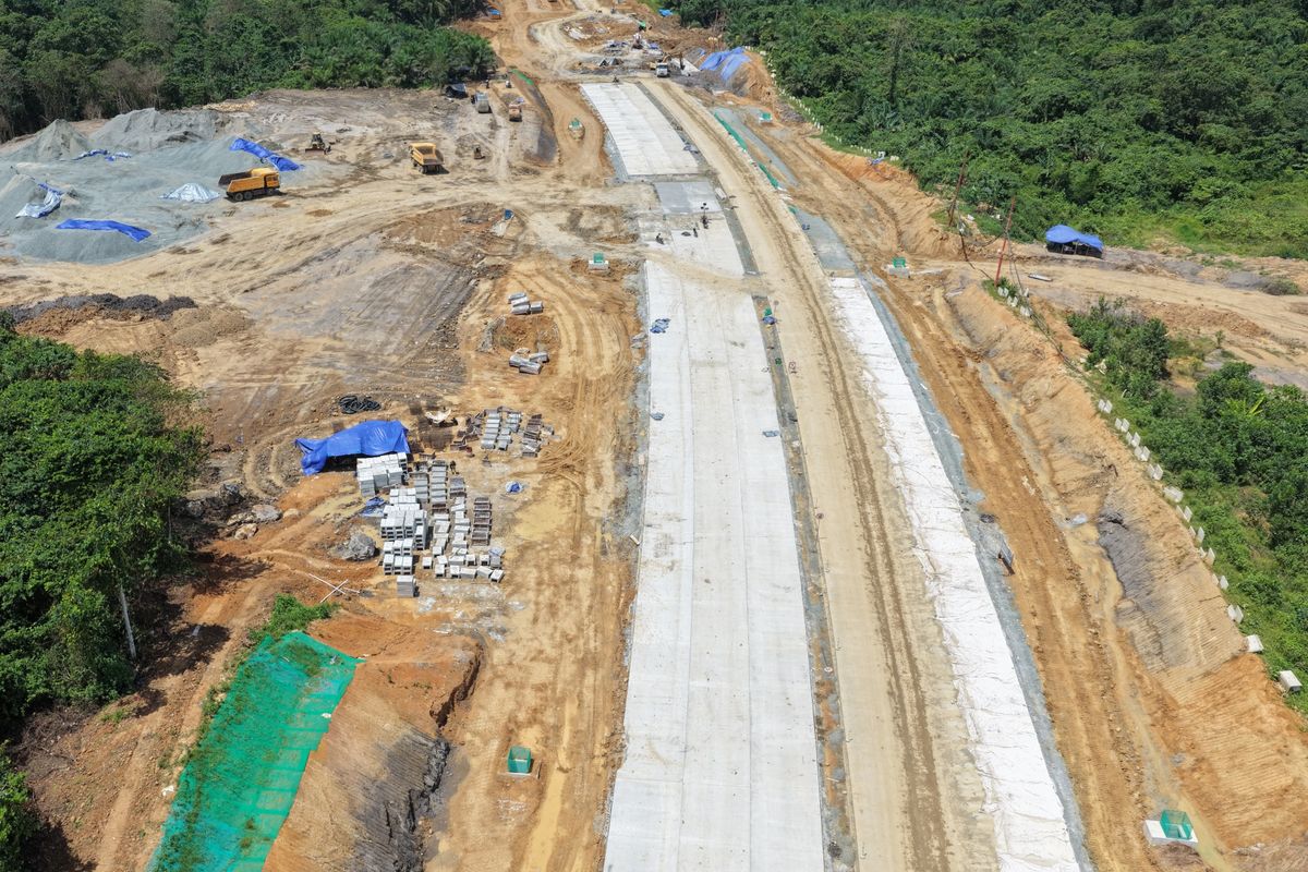 Dua pekerjaan struktur utama yang menjadi prioritas adalah pembangunan jembatan dan perakitan box culvert.
