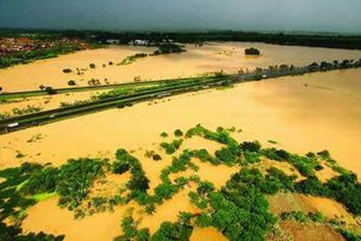 Banjir yang terjadi sejak Minggu (15/1) di Kabupaten Serang, Banten, masih menggenangi sejumlah sawah dan rumah di daerah Kragilan, seperti terpantau dari helikopter NBO-105/Bolco P-1109 yang dikemudikan Ajun Komisaris Nurhadi dari Direktorat Polisi Udara Polri, Senin. Banjir akibat luapan Sungai Ciujung tidak lagi menggenangi Jalan Tol Jakarta-Merak. Banjir di sebagian wilayah di Serang telah surut dan kini luapan Sungai Ciujung masuk ke kawasan Tangerang. Description : Banjir di Tol Masih Terus Mengancam