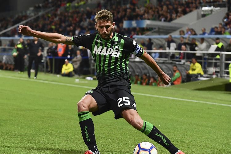 Pemain depan Sassuolo, Domenico Berardi, menendang bola saat pertandingan sepak bola Serie A Italia Sassuolo vs AC Milan pada 30 September 2018 di Stadion Mapei di Reggio Emilia.