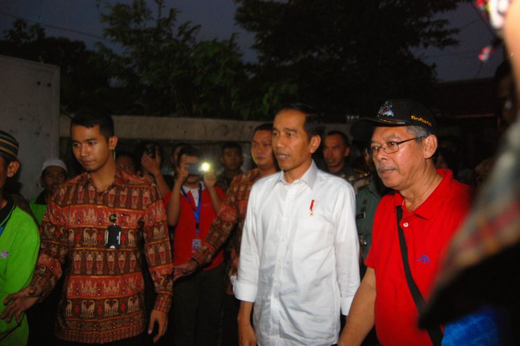 Presiden Joko Widodo tiba di lokasi pembagian sembako di Kampung   Pangkalan Raya, Kelurahan Cibuluh, Kecamatan Bogor Utara, Bogor, Jawa Barat, Kamis (8/7/2017). 