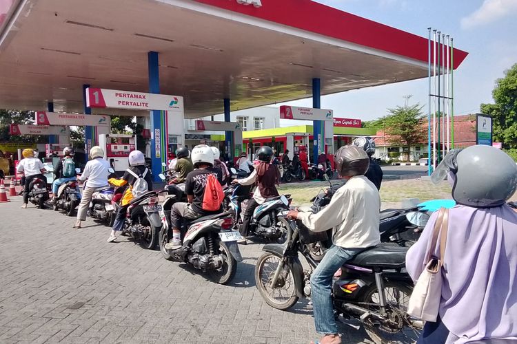 Pertamax Naik, Antrean Pertalite di SPBU Lumajang Meluber ke Jalan Raya