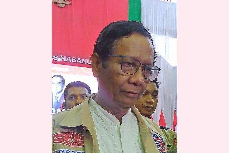 Cawapres nomor urut 3 Mahfud MD usai acara Bedah Gagasan & Visi Calon Pemimpin Bangsa di Baruga A.P. Pettarani Unhas Makassar, Sulsel, Sabtu (13/1/2024).