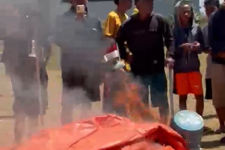 Kecewa Tak Dikunjungi Kofifah, Warga Bakar Tenda Pengungsian di Manggarai Timur