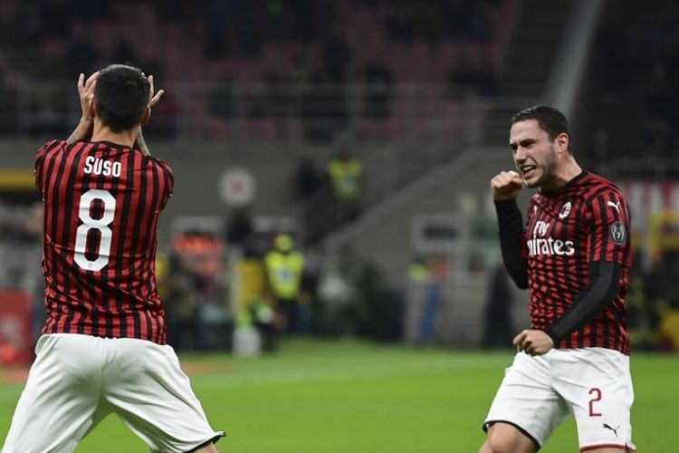 Penyerang AC Milan, Suso (kiri), merayakan golnya bersama rekan setimnya Davide Calabria dalam pertandingan Serie A antara AC Milan vs Spal pada Kamis (31/10/2019) atau Jumat dini hari WIB. 