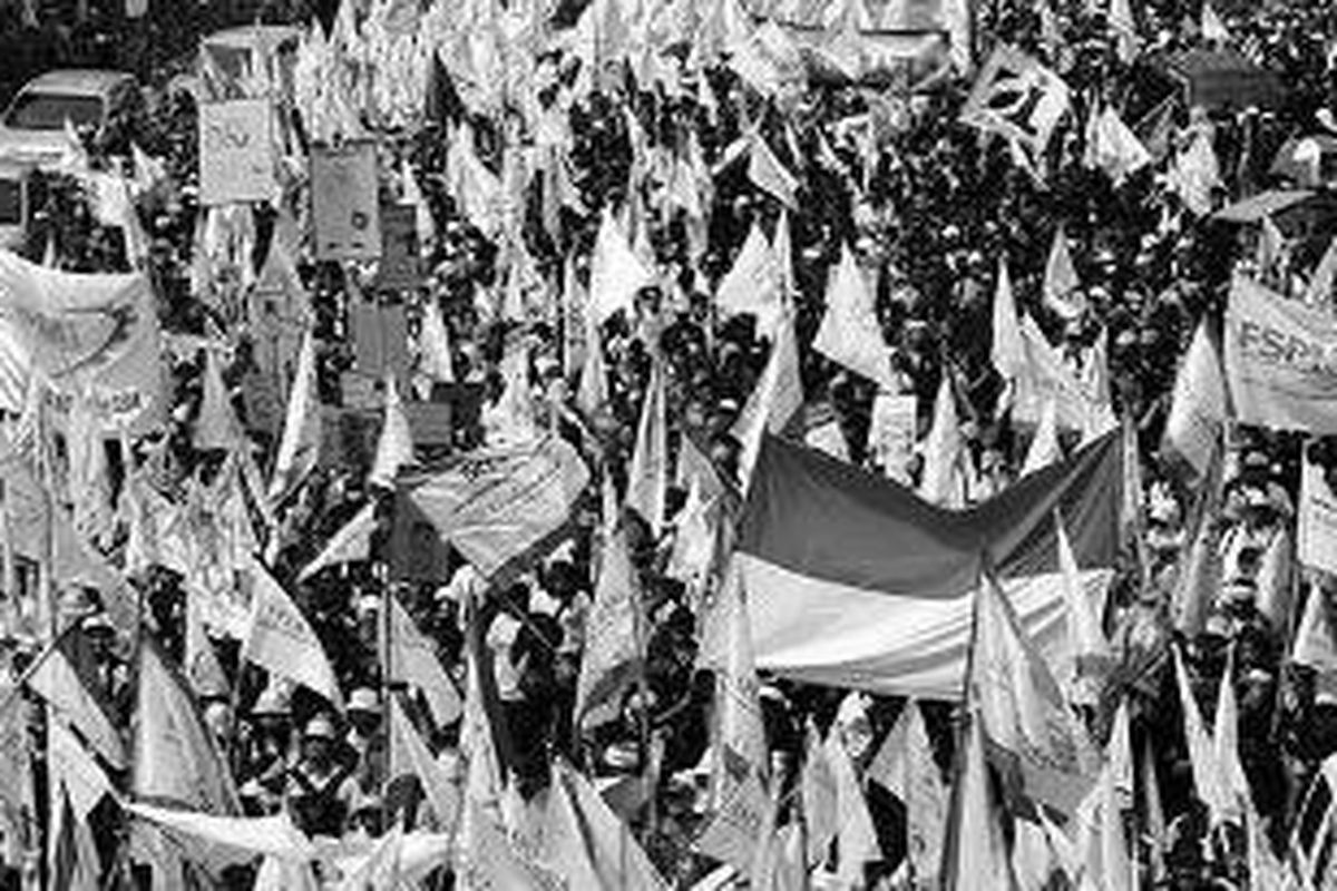 Ribuan buruh memadati kawasan Bundaran Hotel Indonesia, Jakarta, memperingati Hari Buruh Internasional (May Day), Minggu (1/5). Buruh yang datang dari sejumlah daerah, seperti Depok, Bekasi, dan Banten, tersebut menuntut pengesahan Rancangan Undang-Undang Badan Penyelenggara Jaminan Sosial.