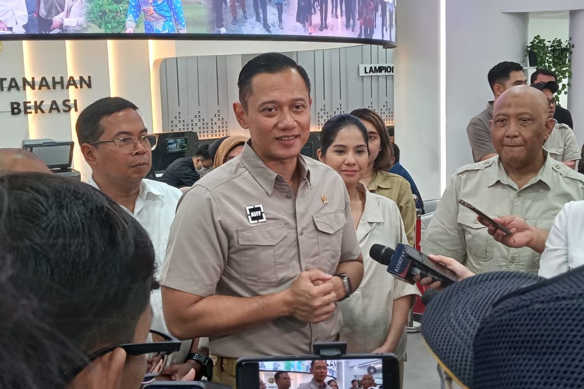 Menteri ATR/Kepala BPN Agus Harimurti Yudhoyono (AHY) saat meninjau Kantor Pertanahan Kabupaten Bekasi, Jawa Barat, Rabu (5/6/2024).