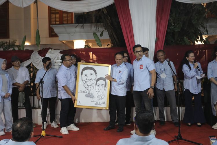 Komedian Bedu dan sejumlah seniman memberi dukungan kepada Prabowo-Gibran di rumah Prabowo Subianto, Jalan Kertanegara, Jakarta Selatan, Rabu (17/1/2024) malam. 