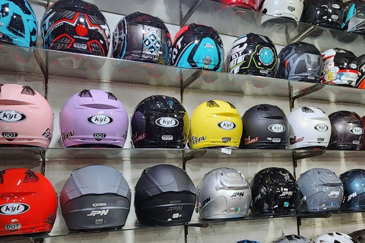 Beberapa produk helm di toko Nam8.