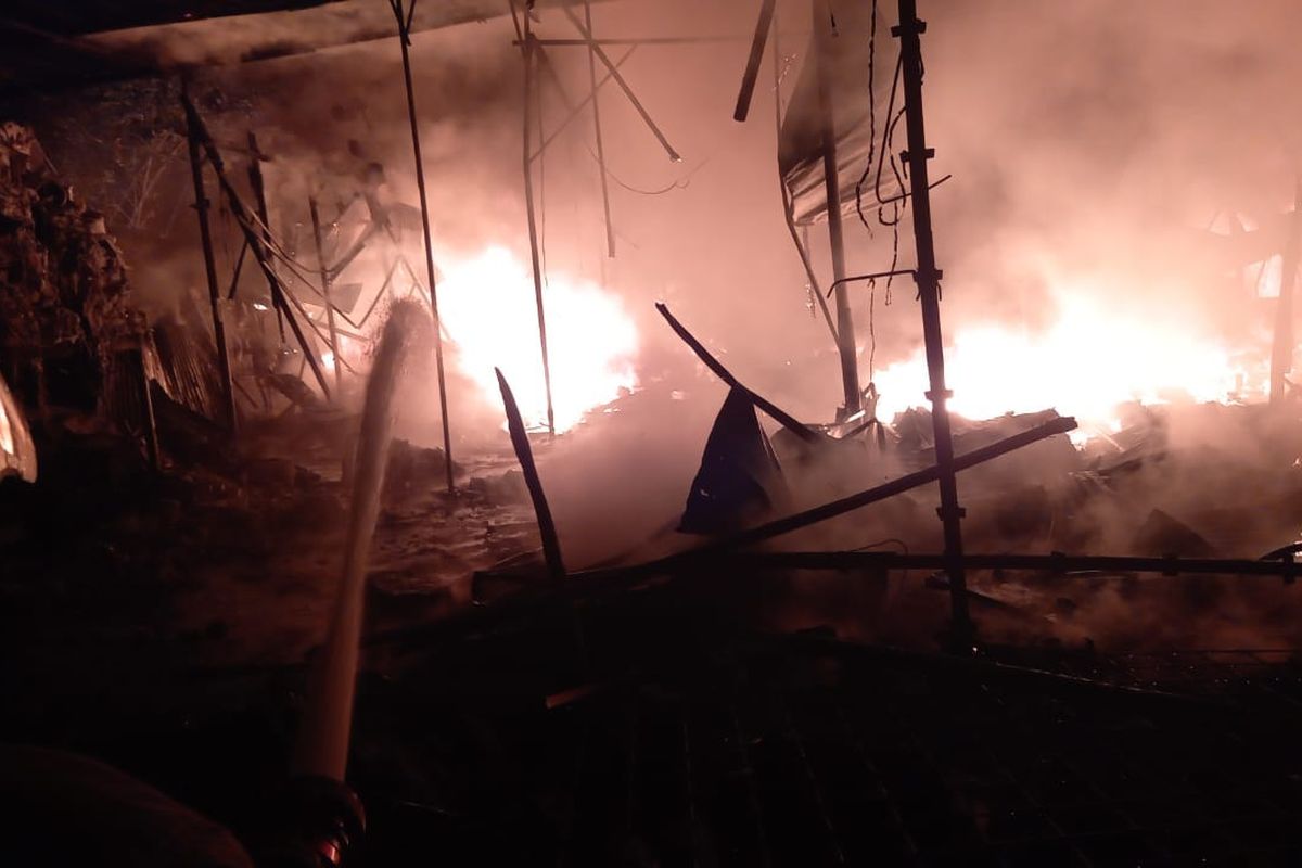 Kebakaran lapak pengepul plastik dan barang bekas di Kelurahan Cepu, Kecamatan Cipayung, Jakarta Timur, Senin (23/1/2023).