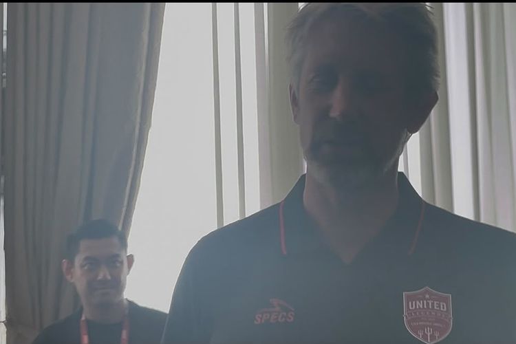 Legenda Manchester United, Edwin van der Sar saat bertemu media selepas sesi Meet and Greet di Hotel Ritz-Carlton, Jakarta pada hari Sabtu (10/10/2026).