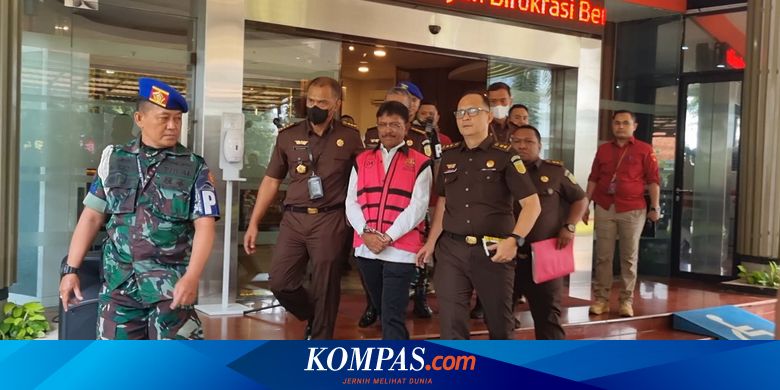 Jadi Tersangka, Menkominfo Johnny G Plate Pakai Rompi Pink Masuk Mobil Tahanan Kejagung