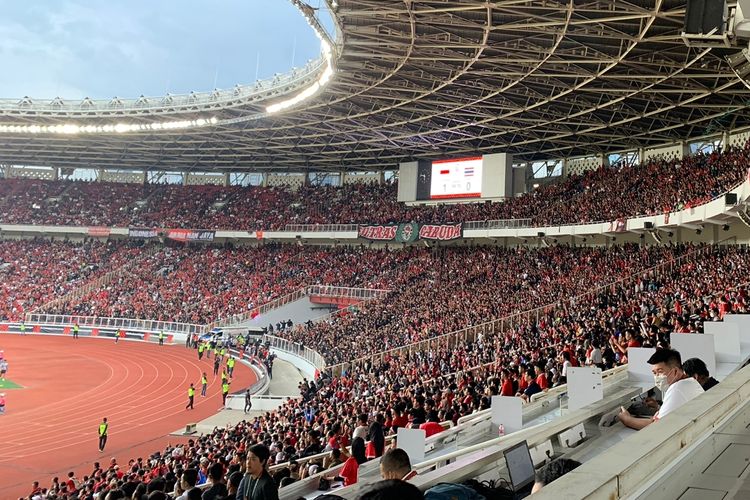 Suasana tribune penonton dalam laga Grup A Piala AFF 2022 Indonesia vs Thailand di Stadion Utama Gelora Bung Karno, Senayan, Jakarta, Kamis (29/12/2022). Terkini, suporter timnas Indonesia mendapatkan pesan agar bertindak baik saat menjamu Vietnam dalam babak semifinal Piala AFF 2022.