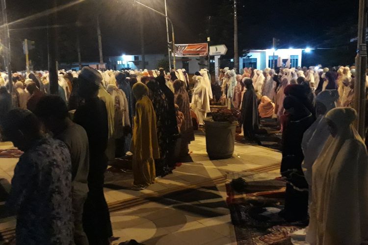 Jemaah yang melaksanakan shalat tarawih di Masjid Jami di kota Palopo penuh hingga ke ruas jalan, Minggu (05/5/2019). Masjid Jami adalah masjid tertua di Sulawesi.   