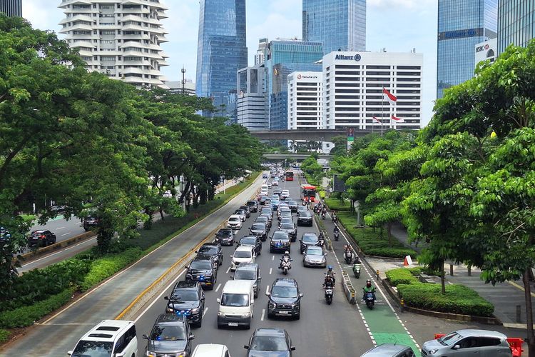 Jalan Jenderal Sudirman masih dipenuhi kendaraan menjelang libur Natal dan Tahun Baru, Jumat (20/12/2024).