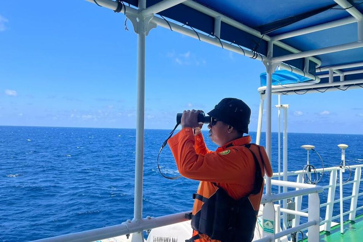Petugas Basarnas Makassar yang berada di KN SAR Kamajaya sedang memantau pencarian kapal ambulans yang dinyatakan hilang kontak di Selat Makassar, Kabupaten Pangkajene dan Kepulauan (Pangkep), Sulsel, Jumat (17/10/2025).