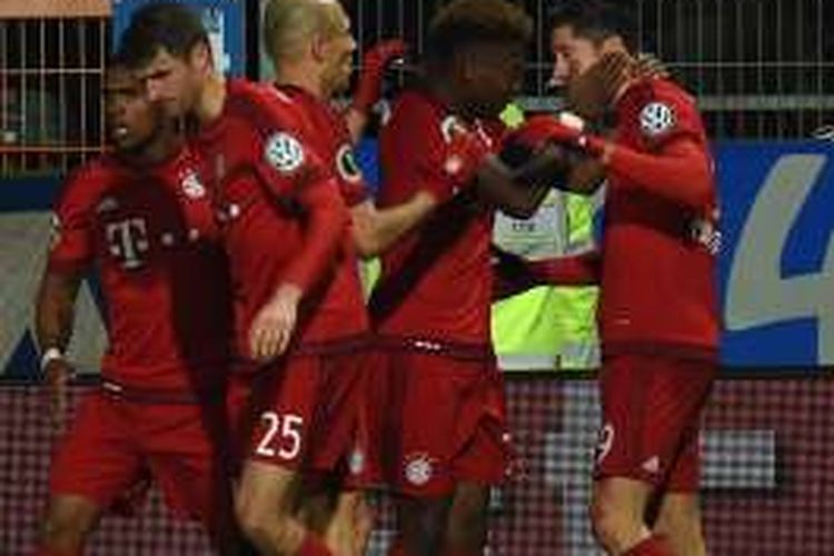 Para pemain Bayern Muenchen merayakan gol ke gawang Bochum, pada laga perempat final DFB Pokal di Stadion Rewir Power, Bochum, Rabu (10/2/2016) waktu setempat.