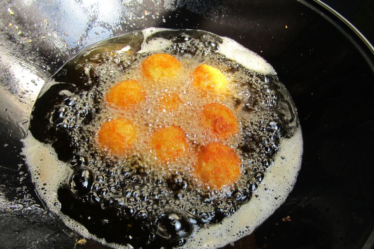 Ilustrasi kroket kentang sedang digoreng. 