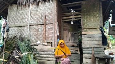 Perjuangan Razma, Ibu Tunggal Besarkan Anak dengan Sapu Lidi di Aceh Utara