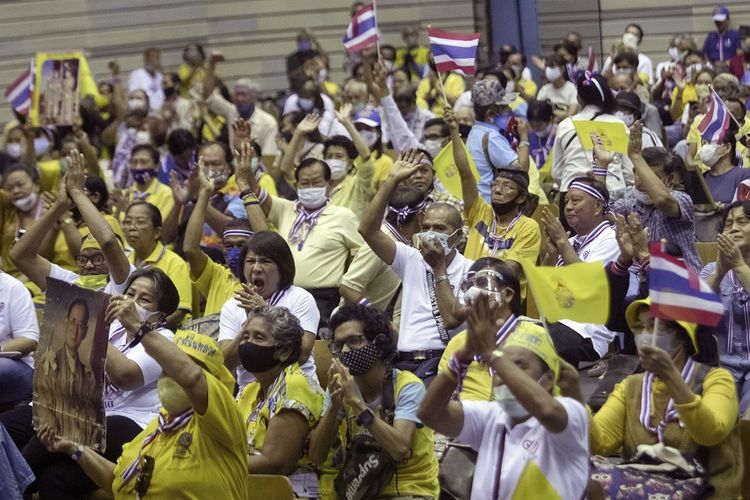 Pendukung monarki Thailand berunjuk rasa di Bangkok, Thailand, Minggu (30/8/2020). Mereka mulai mengorganisasi untuk mempertahankan monarki sebagai tanggapan terhadap aksi yang dipimpin mahasiswa baru-baru ini.