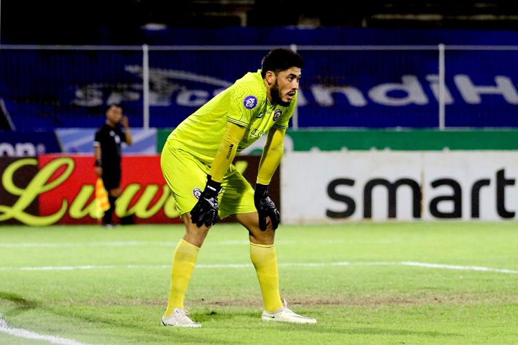 Penjaga gawang Arema FC Adilson Maringa saat pertandingan pekan 31 Liga 1 2021-2022 melawan Bali United yang berakhir dengan skor 2-1 di Stadion I Gusti Ngurah Rai Denpasar, Selasa (15/3/2022) sore.