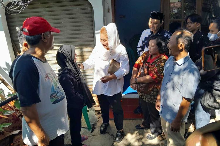 Walikota Semarang Hevearita G Rahayu saat menyambangi rumah duka di Jalan Merbabu Raya, Banyumanik, Kota Semarang, Jawa Tengah, Rabu (12/7/2023).