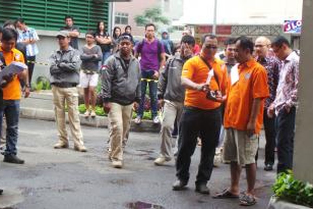 Subdit Jatanras Polda Metro Jaya melakukan rekonstruksi kasus pembunuhan Holly di Apartemen Kalibata City. Nampak salah satu tersangka pembunuhan, Surya Hakim sedang memerankan salah satu adegan dalam rekonstruksi tersebut. Selasa (2/12/2013).